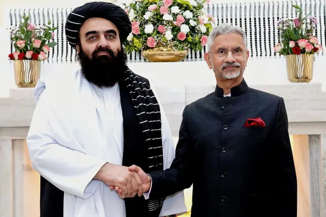 متقي له جې شنکر سره ولاړ دی.