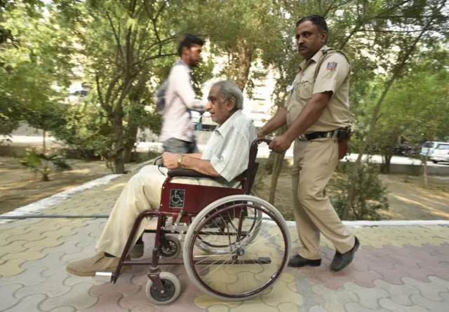 বিশেষ ভাবে সক্ষম, যারা বুথে যান, তাদের জন্য হুইল চেয়ার আর ঢালুপথ থাকে সব বুথে