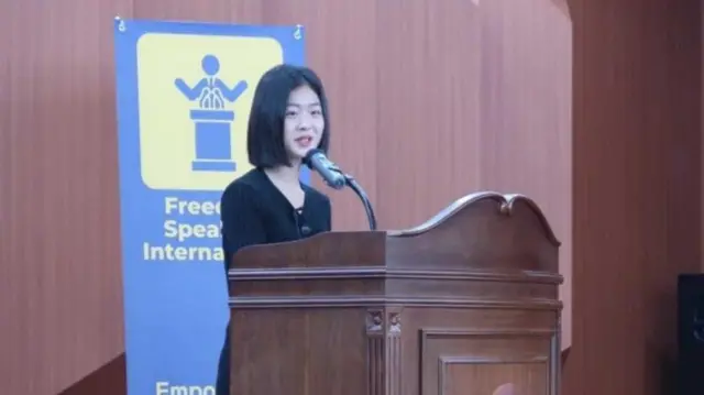 연단에서 말하고 있는 맹효심 씨