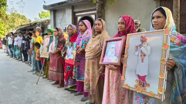 বিচারের দাবিতে মঙ্গলবার বিকেলে পীরের ভক্ত ও গ্রামবাসীর মানববন্ধন ও বিক্ষোভ