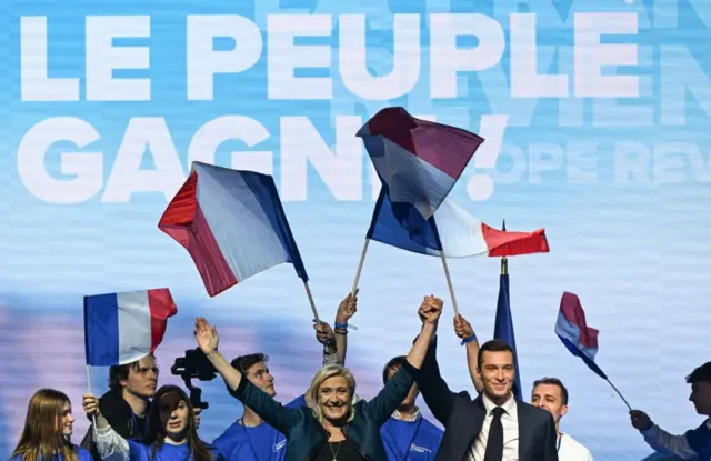 جوردان بارديلا، رئيس التجمّع الوطني، ومارين لوبان خلال الحملة الانتخابية قبيل انتخابات البرلمان الأوروبي عام 2024.