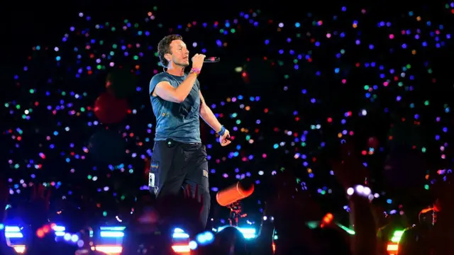 Кріс Мартін - соліст Coldplay на сцені 