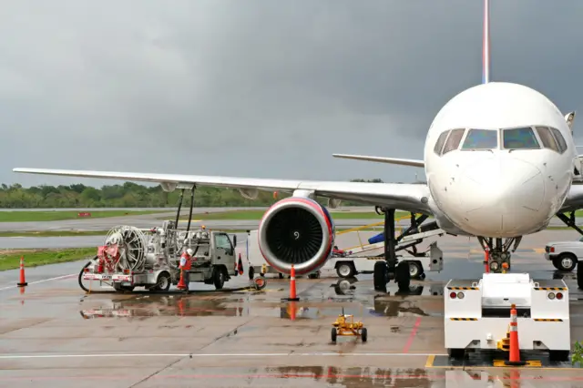 Avião abastacendopixbet loginpista