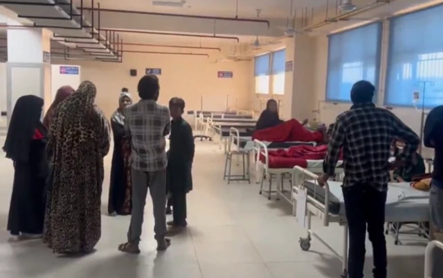 भोपाळमधील एका हॉस्पिटलमधील दृश्य जिथे डोळ्यांना दुखापत, जखमा झालेल्या लोकांवर उपचार केले जात आहेत.