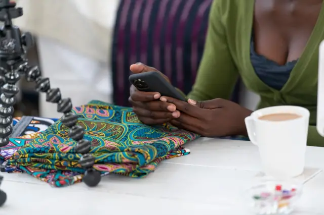 Femme qui tient un téléphone