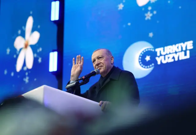 Cumhurbaşkanı ve AKP Genel Başkanı Recep Tayyip Erdoğan'ın imzasıyla Resmi Gazete'de yayımlanan Cumhurbaşkanı kararında eski bakanlar Ali Yerlikaya ve Yılmaz Tunç'un, "görevden aflarını istedikleri" ve "görevden af taleplerinin kabul edildiği" belirtilmişti 