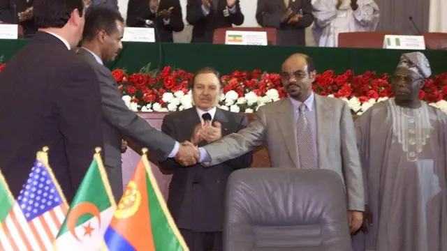 زعيما إثيوبيا وإريتريا يتصافحان بعد توقيع اتفاق السلام بين البلدين في الجزائر في عام  2000