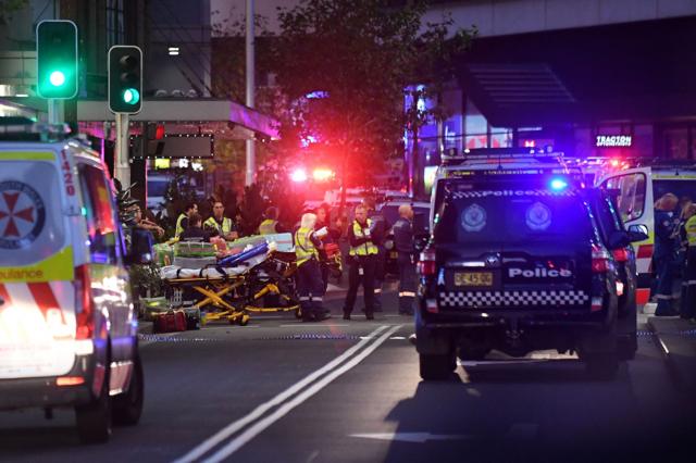 Polícia e bombeiros atuando após várias pessoas foram esfaqueadas dentro do shopping center Westfield Bondi Junction em Sydney