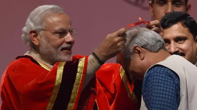 साल 2015 में मुंबई में हुए 'इंडियन साइंस कांग्रेस' में पीएम मोदी नोबेल पुरस्कार विजेता मो. यूनुस को सम्मानित करते हुए