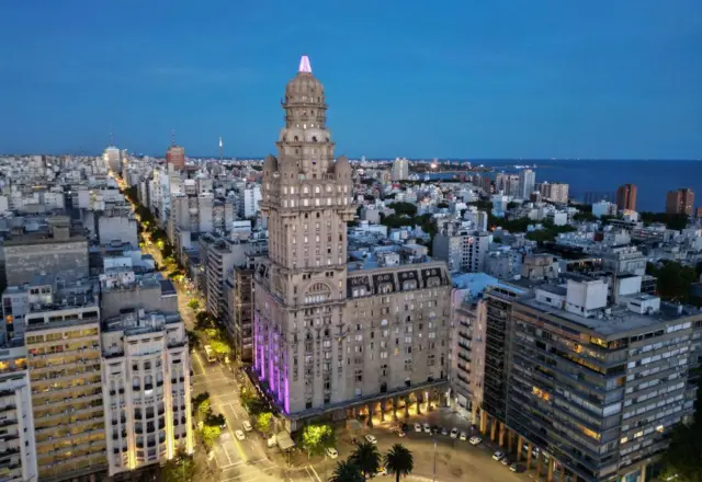 Vista aérea del Palacio Salvo, en el Centro de Montevideo, y 18 de Julio, la principal avenida de la ciudad.