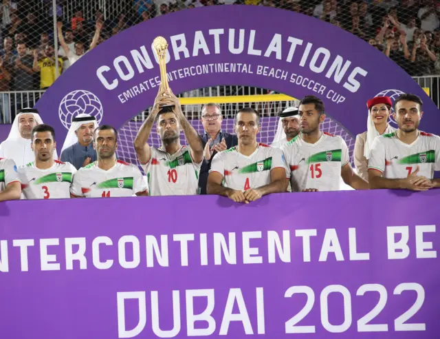 ا﻿عضای تیم ملی فوتبال ساحلی به رغم اینکه به یک پیروزی خیره‌کننده دست پیدا کردند و قهرمان شدند، به هنگام بالا بردن جام قهرمانی شادی نکردند