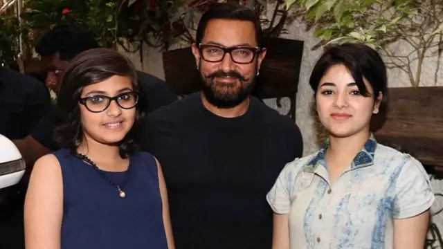 સુહાની ભટનાગર (ડાબે), આમિર ખાન અને ઝાએરા વસીમ સાથે. નવેમ્બર 2016ની તસવીર