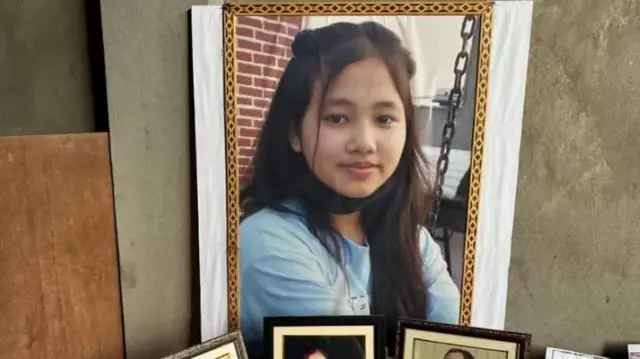 लिंथोइंगम्बी हिजाम यांच्या घरात त्यांची छायाचित्रे लावण्यात आली होती.