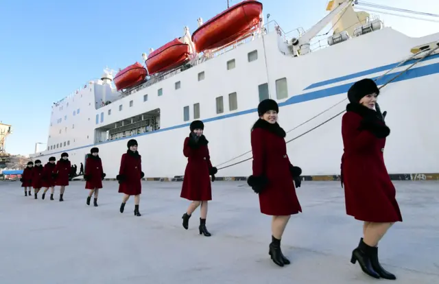 만경봉 92호에서 북한 삼지연 관현악단 등 예술단원들이 내리고 있는 모습. 최초의 만경봉호는 1971년 폴란드에서 건조돼 재일 조선인의 북송선으로 이용됐고, 이후 노후화됨에 따라 1992년 만경봉-92가 신규 건조됐다