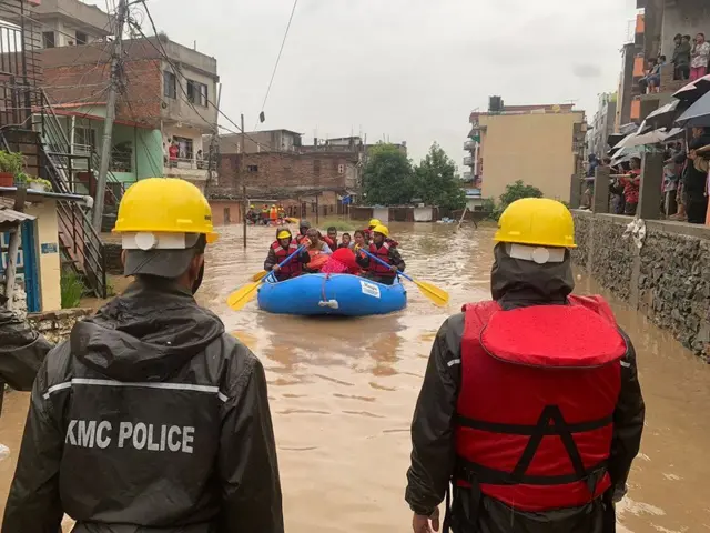 बर्खाका बेला डुबान भएको स्थानमा उद्धारमा खटेका महानगर प्रहरीहरू