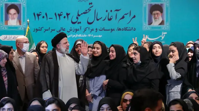 عکس یادگاری رئیسی در دانشگاه الزهرا