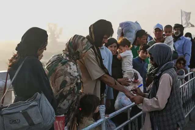 تصاویر خانواده‌های افغان هنگام بازگشت از ایران