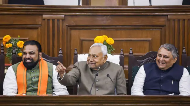 संसदीय कार्य मंत्री विजय कुमार चौधरी ने कहा (दाएं) ने कहा कि शराबबंदी सभी की सहमति से लागू हुई थी. यह बिहार में लागू है और लागू रहेगी