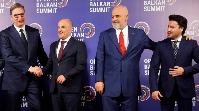 Četvorica muškaraca u odelima, vučić, rama, dritan abazović