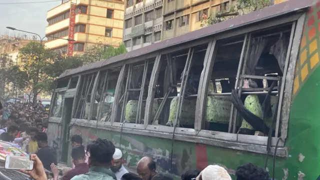 বিস্ফোরণে একটি বাসের জানালার যাত্রীরাও আহত হয়েছে
