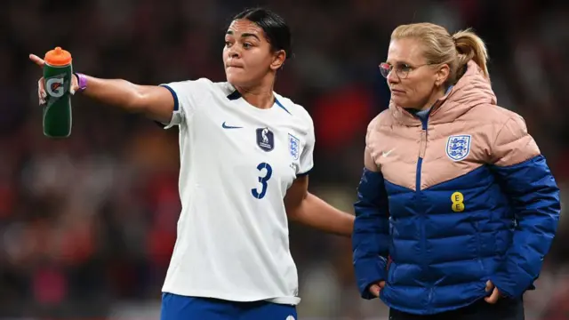 Sarina Wiegman y Jess Carter