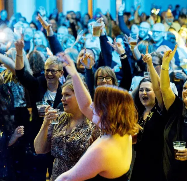 دوپہر کے وقت چلنے والا نائٹ کلب