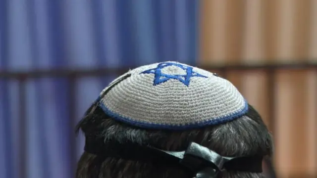 प्रार्थना करत असलेल्या मुसई हनामटे यांचे आई-वडील जवळपास 20 वर्षांपूर्वीच इस्रायलला गेले