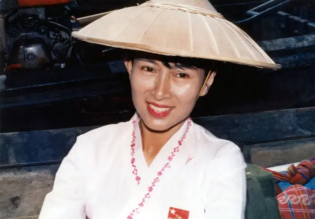 အကြမ်းမဖက်နည်းနာကို ကိုင်စွဲသူ ဒေါ်အောင်ဆန်းစုကြည်