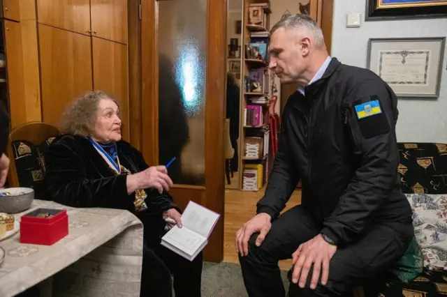 Ліні Костенко - 95. Чого ви не знаєте про велику поетесу-не героїні України (ФОТО) 3 Кличко і Костенко