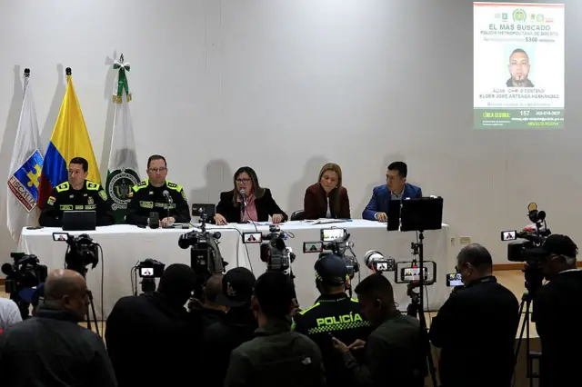 Funcionarios en conferencia de prensa