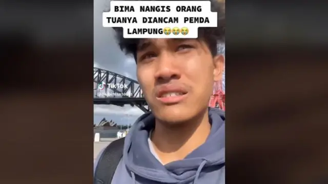 TikToker Bima menangis karena mendengar informasi orangtuanya diintimidasi.
