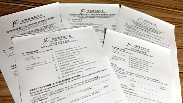 中國香港特區食環署加入了國安條款的各式牌照申請表格（BBC中文圖片）