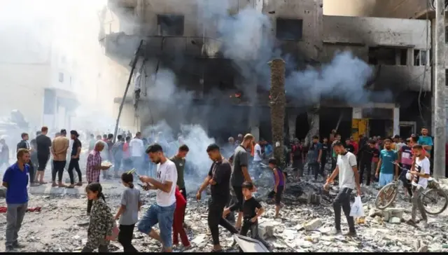 Israa’iil ayaa duqeymo ka wadda magaalada Qaza, iyadoo ciidamadeedu ay gudaha u sii galayaan magaalada
