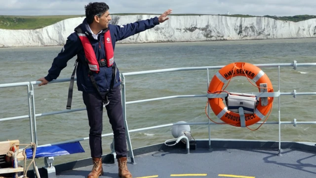 Minisitiri w'intebe w'Ubwongereza Rishi Sunak ubwo yari ari mu ruzinduko i Dover ku nkombe za English Channel/La Manche mu kwamamaza ingamba ye yo guhagarika amato