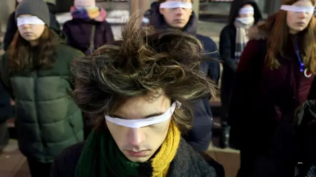 mladići i devojke sa povezom preko očiju ispred Ustavnog suda u Beogradu