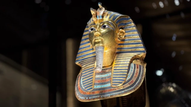 Kral Tutankamon'un altın maskesi bir kaidenin üzerinde