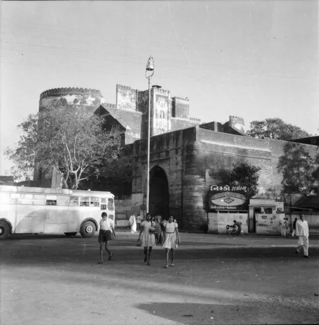 ભદ્રનો કિલ્લો, ભદ્રકાળી મંદિર, લાલ દરવાજા, તીન દરવાજા, અમદાવાદ, હૅરિટેજ સિટી, ઇતિહાસ, સ્થાપત્ય, મુઘલકાળ, સલ્તનતકાળ, ઇસ્લામી સ્થાપત્યો, અહમદશાહ, ગુજરાતનો ઇતિહાસ, બીબીસી ગુજરાતી 