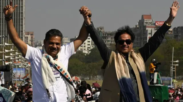 शत्रुघ्न सिन्हा और कीर्ति आज़ाद ने मुश्किल के समय में ममता बनर्जी के साथ रहना चुना है