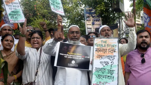 மேற்கு வங்கத்தில் கேரளா கதைக்கு தடை விதிக்கப்பட்டதற்கு எதிராக பாஜகவினர் ஆர்பாட்டம் நடத்தினர்