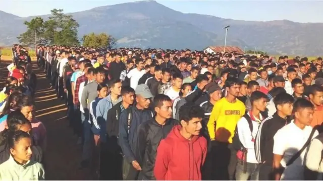 म्यादी प्रहरीमा भर्ना हुन आवेदन दिएका युवायुवतीहरू