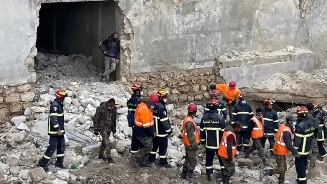 Shaqaalaha gurmadka deg deg ah oo ku howlanaa badbaadinta dadka ku go'doonsanaa burburka