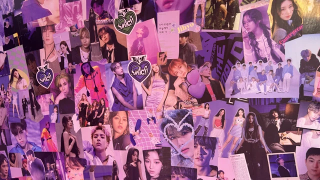 Ściana oświetlona fioletowym światłem, pokryta zdjęciami młodych ludzi oraz motywami serc.