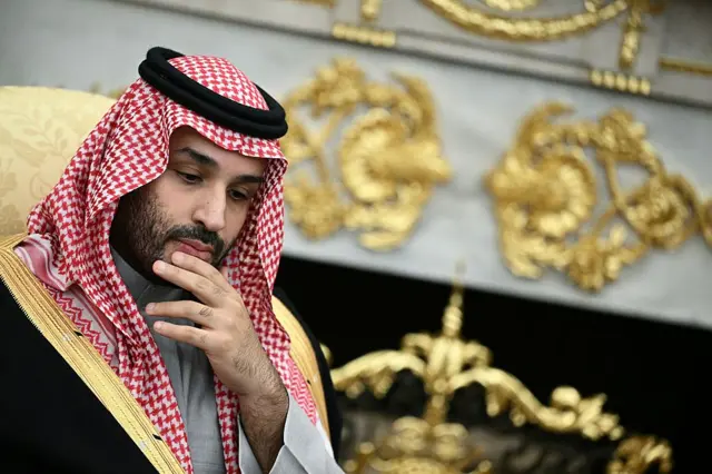 ولي العهد ورئيس وزراء المملكة العربية السعودية، الأمير محمد بن سلمان، يتابع لقاءه مع الرئيس الأمريكي دونالد ترامب (غير الظاهر في الصورة) في المكتب البيضاوي بالبيت الأبيض في واشنطن العاصمة، بتاريخ 18 نوفمبر/تشرين الثاني 2025.