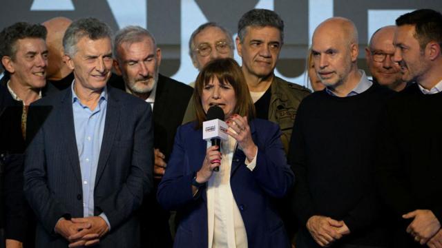 Patricia Bullrich discursando no microfone ao ladojogo do blaze downloadMacri e outros membros da campanha