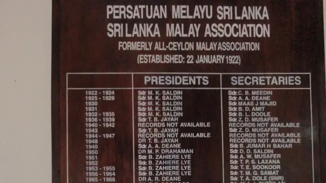 ශ්‍රී ලංකා ක්‍රිකට් ඉතිහාසයේ ද මුල් පුරුක් බිහිවන්නේ කොම්පඤ්ඤවීදියෙන් ය. 