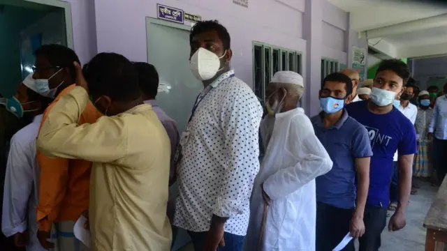 ভোটারদের লাইন