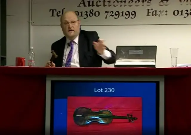 Уоллес Хартли ойногон атактуу скрипка. Бул скрипка 2013-жылы аукциондо өзүнчө сатылган.