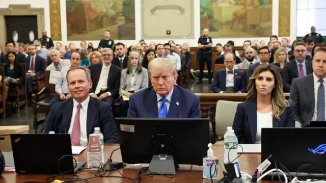 ترامب في الجلسة