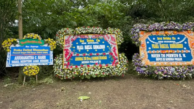 Karangan bunga dukacita di kediaman almarhum Praka Farizal Rhomadhon, Sidorejo, Lendah, Kulon Progo, D.I Yogyakarta, Selasa (31/03).