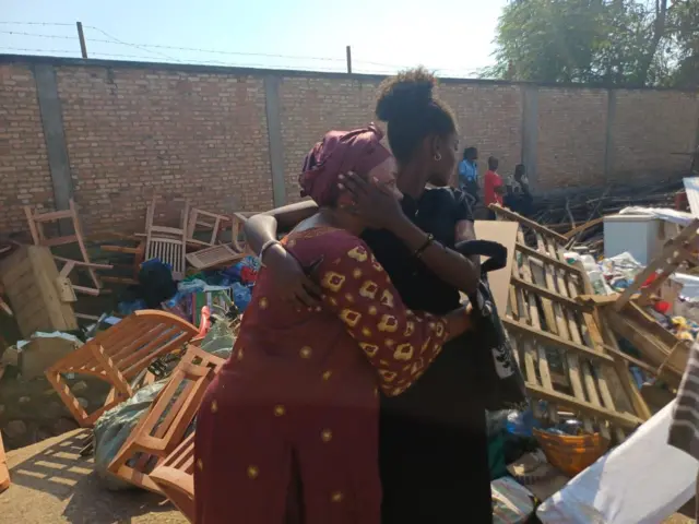 Abagore bafatanye, bahagaze mu mbaho 